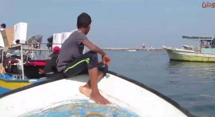 خاص لـ "وطن": بالفيديو... غزة: الطفل إسماعيل.. درع إنقاذ لإخوته الصيادين