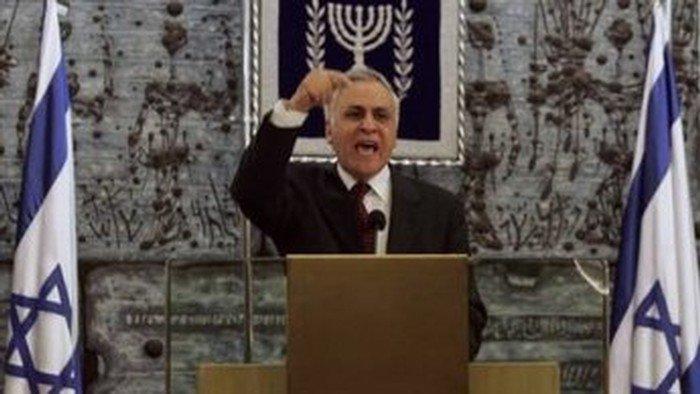 الرئيس الإسرائيلي السابق كتساف يخرج في إجازة من السجن