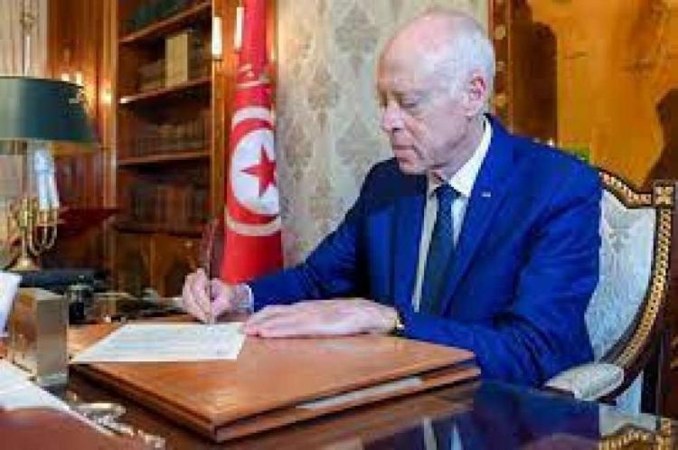 الرئيس التونسي يعلن تجميد عمل البرلمان ورفع الحصانة عن النواب