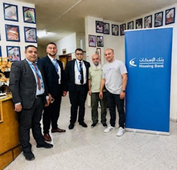 بنك الإسكان يتبرع بأجهزة الكترونية لجمعية بيت المسنين الخيرية في جنين