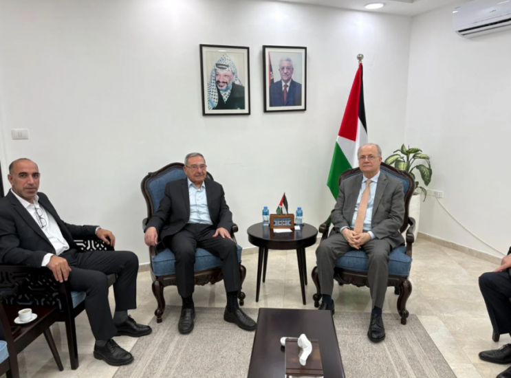 رمزي رباح يطلع رئيس الوزراء على أوضاع القرى الفلسطينية المستهدفة باعتداءات المستوطنين واحتياجات تعزيز الصمود رمزي رباح يطلع رئيس الوزراء على أوضاع القرى الفلسطينية المستهدفة باعتداءات المستوطنين واحتياجات تعزيز الصمود