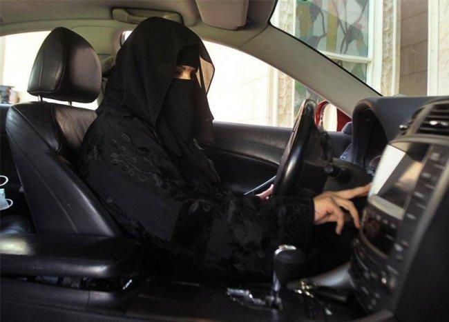 ايران تمنع النساء من قيادة السيارات من دون "الحجاب"
