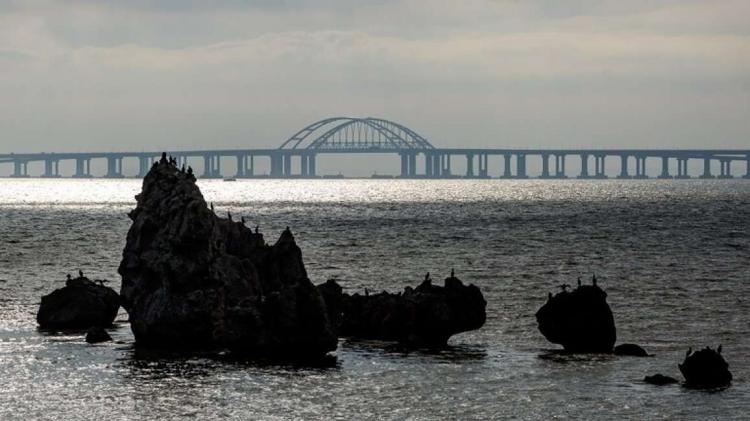 كييف تكشف عن مفاوضات مع لندن لتدمير جسر القرم