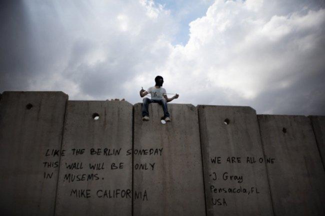 "الجانب الآخر من الجدار": كتاب يوثق عنصرية الاحتلال ومظالم الفلسطينيين