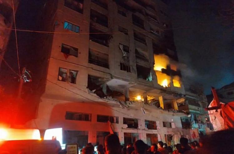5 شهداء في قصف الاحتلال لشقة سكنية غربي مدينة غزة 5 شهداء في قصف الاحتلال لشقة سكنية غربي مدينة غزة