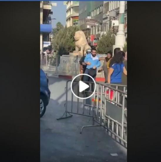 شاهد | بالهراوات وقنابل الغاز.. الأجهزة الأمنية تقمع مسيرة نظمها حزب التحرير وسط رام الله ضد اتفاقية "سيداو" شاهد | بالهراوات وقنابل الغاز.. الأجهزة الأمنية تقمع مسيرة نظمها حزب التحرير وسط رام الله ضد اتفاقية "سيداو"