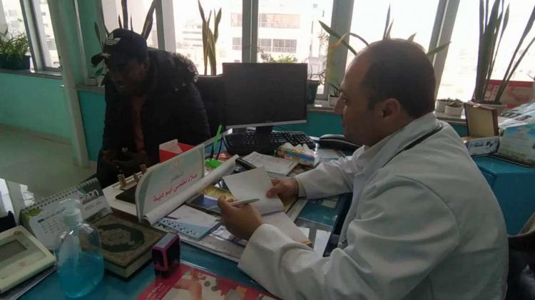 الطبيب قاعود.. يتنقل من بيت إلى آخر في غزة ويعالج مرضاه مجانا منذ بداية الجائحة الطبيب قاعود.. يتنقل من بيت إلى آخر في غزة ويعالج مرضاه مجانا منذ بداية الجائحة