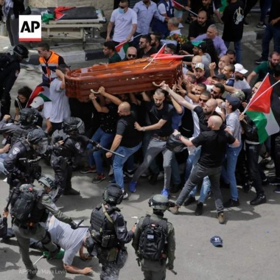 الاتحاد الأوروبي يدين الاعتداء على مشيعي الزميلة أبو عاقلة في القدس المحتلة