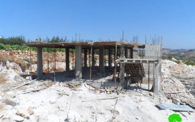 الاحتلال يخطر بوقف البناء بثلاثة مساكن شرق يطا