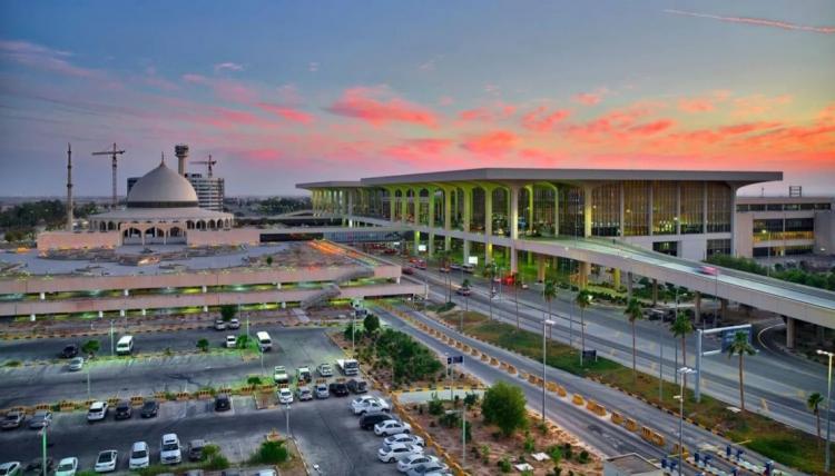 قتلى ومصابون في هجمات استهدفت منشآت نفطية ومطارات بالسعودية قتلى ومصابون في هجمات استهدفت منشآت نفطية ومطارات بالسعودية