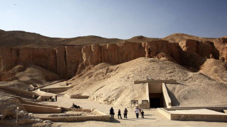 اختراق مصر القديمة بعد اكتشاف "باب زائف" إلى "عالم سفلي" داخل مقبرة!