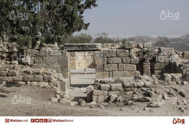 ابو عبد الله .. المسيحي الوحيد في سبسطية المبجلة، يخدم بقايا الكنيسة