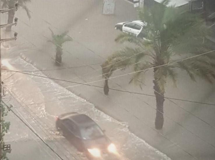 شوارع لبنان تغرق بمياه الأمطار