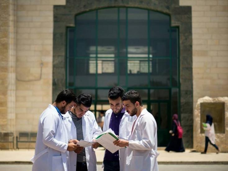 مرة أخرى خريجو كلية طب جامعة القدس يحققون نسبة نجاح كاملة في امتحان المزاولة الإسرائيلي