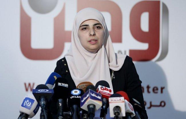 زوجة القيق لـوطن: الاحتلال سلّمني بلاغاً لمراجعة المخابرات واقتحم منازلنا في الخليل ورام الله