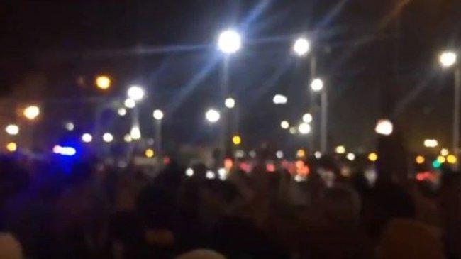 فيديو .. المئات في ميدان التحرير يهتفون: ارحل يا سيسي والشعب يريد إسقاط النظام فيديو .. المئات في ميدان التحرير يهتفون: ارحل يا سيسي والشعب يريد إسقاط النظام