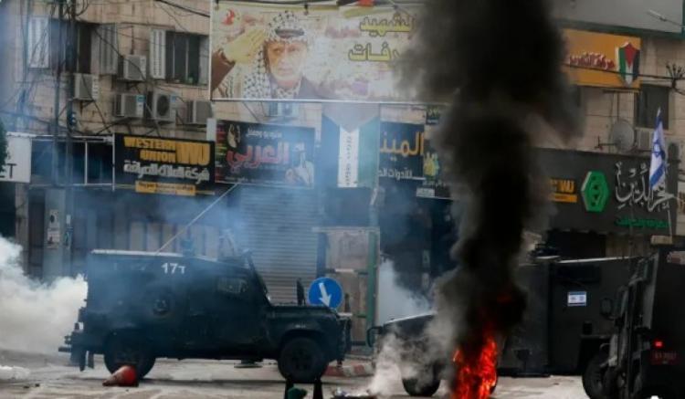 الاحتلال يزيل صور شهداء وأسرى بطولكرم الاحتلال يزيل صور شهداء وأسرى بطولكرم