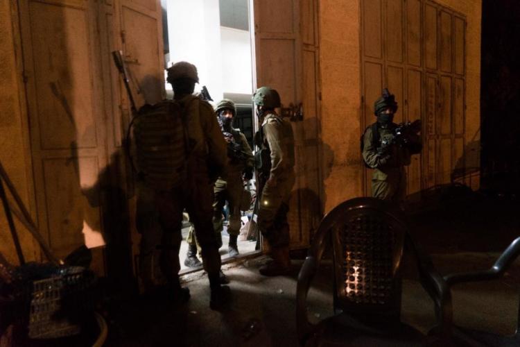 الاحتلال يعتقل 21 مواطنا في الضفة