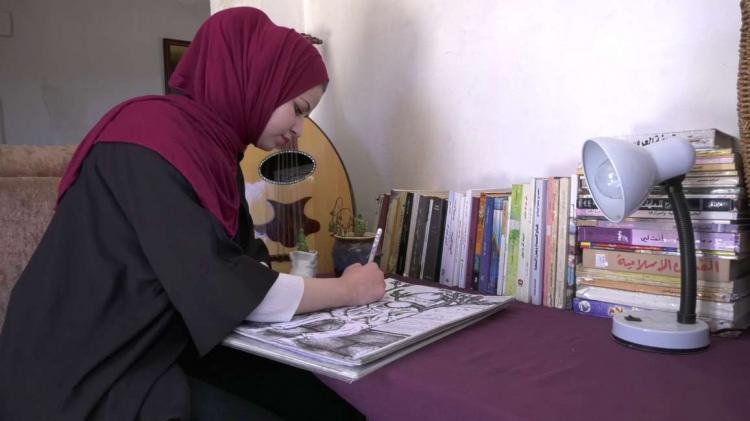 التشكيلية أبو ريان... بالقلم ترسم حياة التشكيلية أبو ريان... بالقلم ترسم حياة