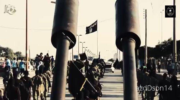 بالفيديو.. "داعش" يخرج دفعة جديدة من المقاتلين في الرقة بسوريا