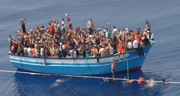 غرق سفينة تقل نحو 700 مهاجر في البحر المتوسط