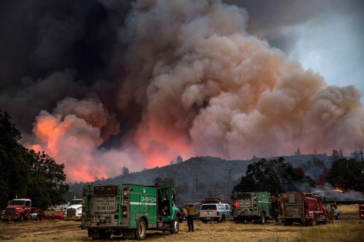 بالصور.. 8 آلاف رجل إطفاء يكافحون الحرائق في كاليفورنيا
