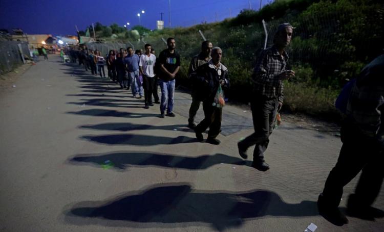 "هآرتس": "إسرائيل" نهبت عشرات ملايين الشواقل من العمال الفلسطينيين