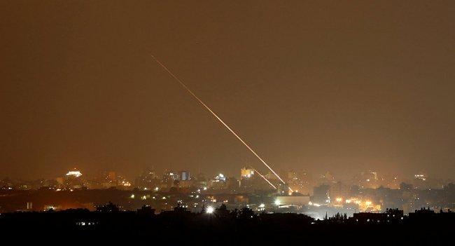 فيديو| اطلاق 3 صواريخ من غزة وصافرات الإنذار تدوي في "تل ابيب"