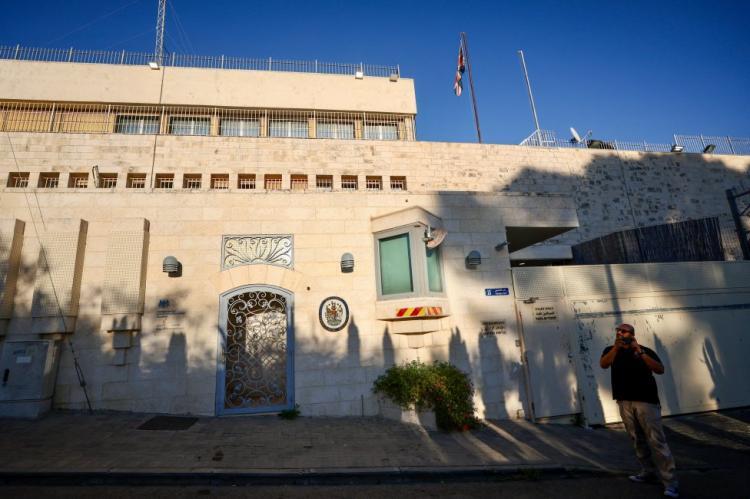 الاحتلال يبلغ القنصلية البريطانية في القدس بوجوب إغلاقها الاحتلال يبلغ القنصلية البريطانية في القدس بوجوب إغلاقها