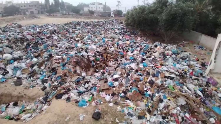 نتيجة الحرب المتواصلة.. النفايات المتراكمة تهدد حياة المواطنين في غزة نتيجة الحرب المتواصلة.. النفايات المتراكمة تهدد حياة المواطنين في غزة
