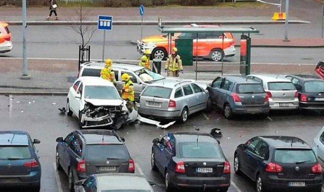 أنباء عن وقوع إصابات باقتحام سيارة حشد قرب محطة مترو في هلسنكي