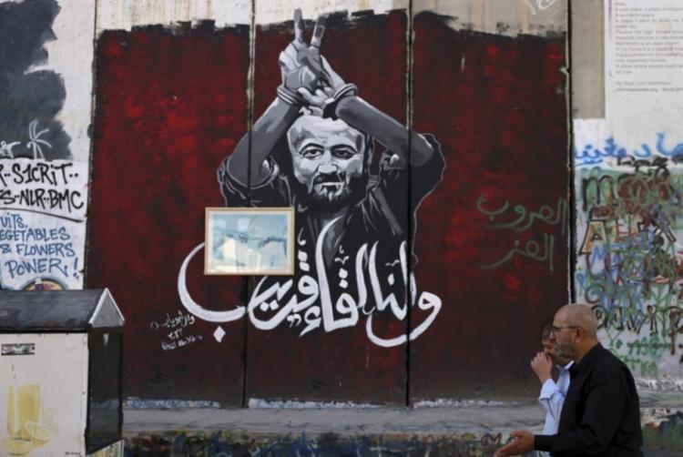 هناك خطر حقيقي على حياته .. عائلة مروان البرغوثي لوطن: مروان أصيب بنزيف في عينه جراء اعتداء السجانين عليه