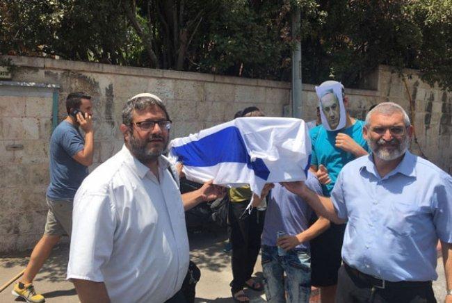 صور.. اليمين والمستوطنون يحملون نعش "الكرامة الإسرائيلية" أمام مكتب نتنياهو