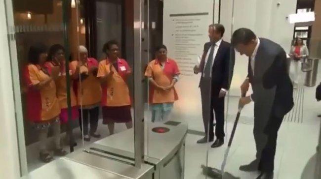 فيديو| رئيس وزراء هولندا ينظف البلاط ويتنقل بالدراجة !