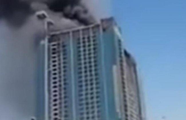 اندلاع حريق في برج تحت الإنشاء في أبوظبي وإصابة 13