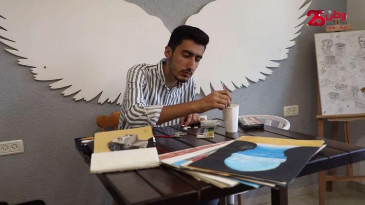 خروج عن المألوف.. الشاب عبد الله أبو قذيلة يرسم لوحاته على بذور القرع
