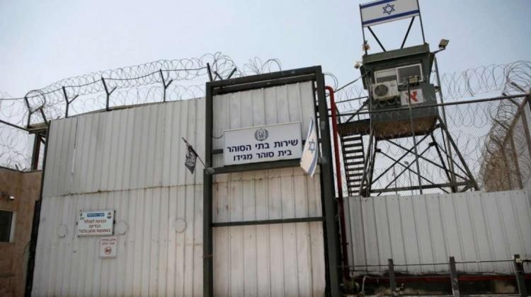 الاحتلال يغلق سجن "ريمون" بالكامل ويحتجز أهالي الأسرى أثناء زيارة أبنائهم