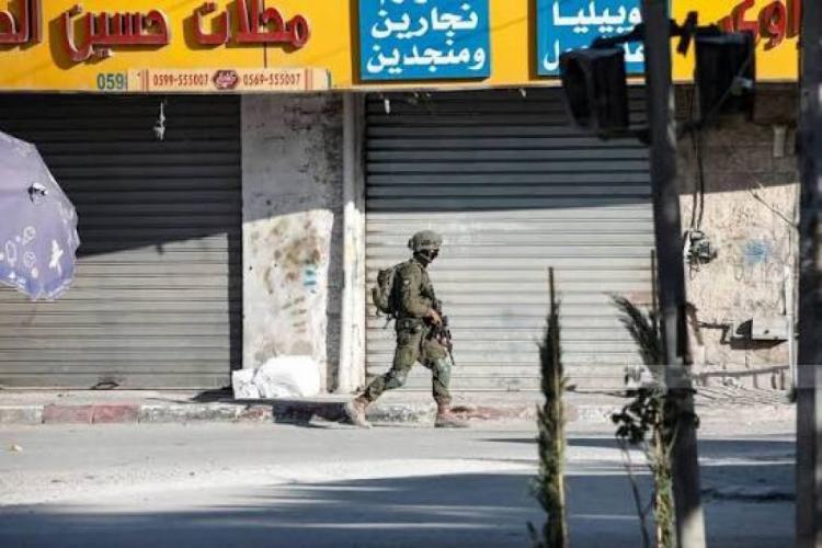 قوات الاحتلال تداهم محلات تجارية وسط جنين قوات الاحتلال تداهم محلات تجارية وسط جنين