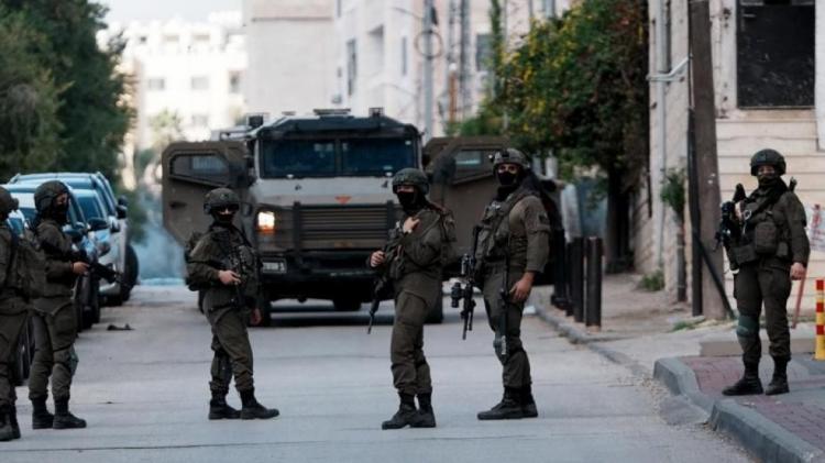 جنود الاحتلال يعتدون على شبان عند حاجز بيت إكسا شمال غرب القدس جنود الاحتلال يعتدون على شبان عند حاجز بيت إكسا شمال غرب القدس