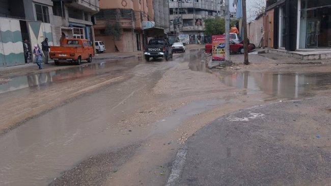 خاص لـ"وطن": بالفيديو..غزة: الحفر ومياه المجاري تثقل كاهل المواطنين في شارع "الشعف"