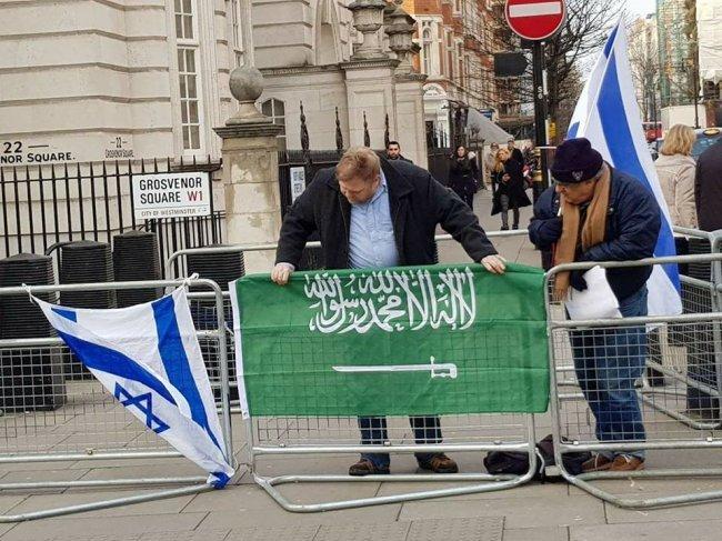 لندن:اسرائيليون يرفعون العلم السعودي
