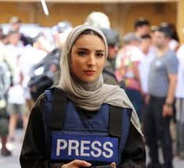 قوات الاحتلال تعتقل الصحفية فرح أبو عياش من بلدة بيت أمر قوات الاحتلال تعتقل الصحفية فرح أبو عياش من بلدة بيت أمر