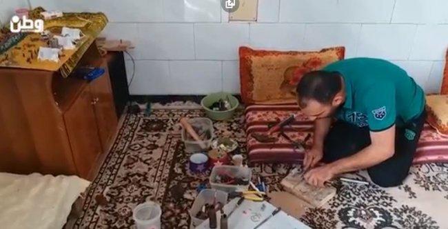 فيديو | غزة: مجدي أبو طاقية يحيل قنابل الاحتلال ورصاصاته لتحف فنية
