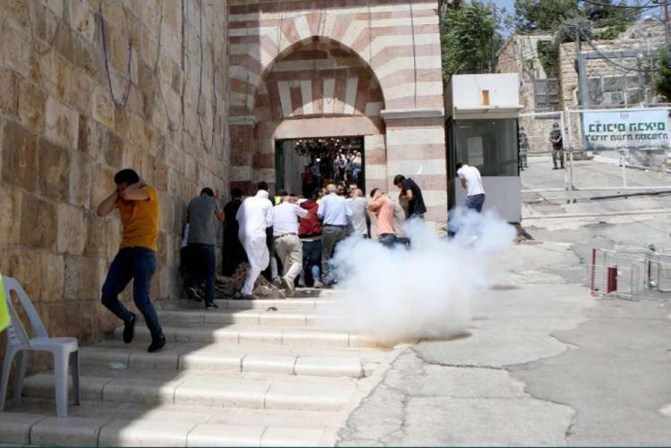 الاحتلال يغلق الحرم الإبراهيمي بالقوة ويعتدي على الزوار والمصلين