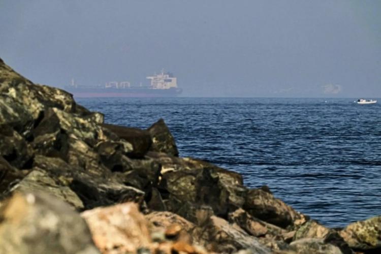 بيانات الملاحة: تراجع حاد في حركة السفن العابرة لمضيق هرمز