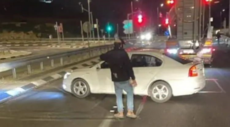 مستوطنون يعتدون على مركبات المواطنين على مدخل دير جرير مستوطنون يعتدون على مركبات المواطنين على مدخل دير جرير