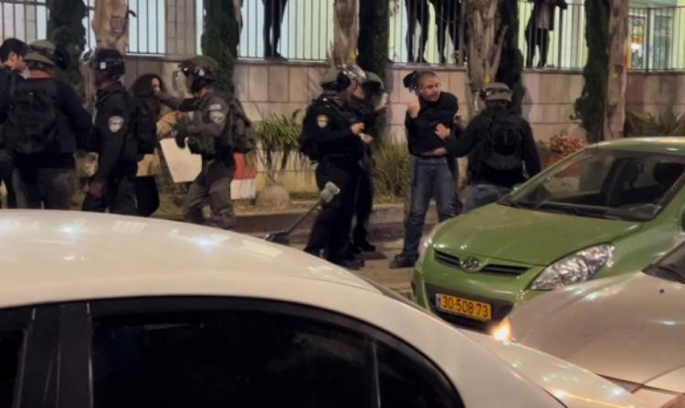 أم الفحم: شرطة الاحتلال تعتقل 7 من المشاركين في وقفة إسنادية للقدس أم الفحم: شرطة الاحتلال تعتقل 7 من المشاركين في وقفة إسنادية للقدس