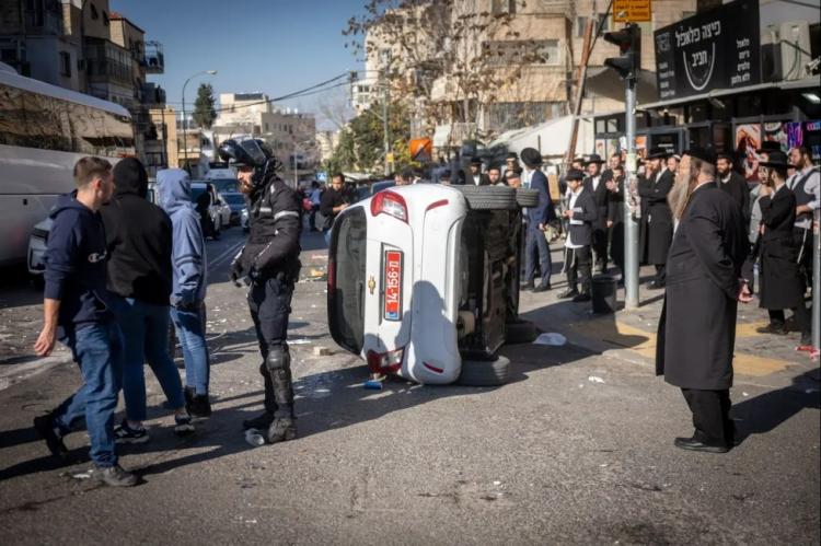 إصابة 10 من شرطة الاحتلال وتحطيم دوريات خلال احتجاجات للمستوطنين "الحريديم" إصابة 10 من شرطة الاحتلال وتحطيم دوريات خلال احتجاجات للمستوطنين "الحريديم"