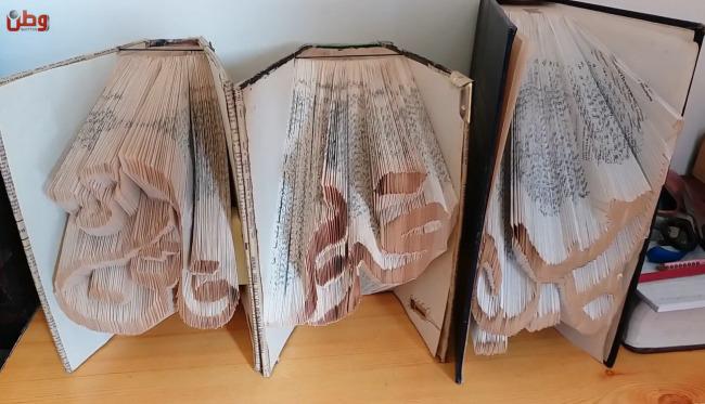 "حميد" يعيد الحياة للكتب القديمة باحترافه فن الأوريغامي