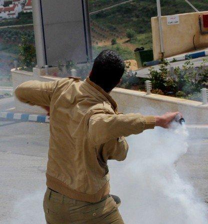 بالصور ... قوات الاحتلال تقمع اطفال النبي صالح